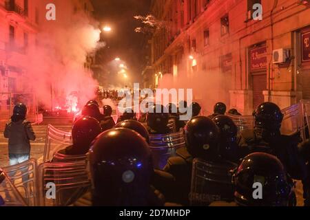 Neapel, Italien. Okt. 2020. Hunderte von Menschen stoßen während des Protests über die Ausgangssperre und die Aussicht auf eine Abriegelung in Neapel auf die Polizei. Der Gouverneur von Kampanien bestellt vom 23. Oktober, eine Ausgangssperre von 11 Uhr bis zum Morgen wegen Spitze in Coronavirus-Infektionen in der Region Kredit: Unabhängige Fotoagentur/Alamy Live News Stockfoto