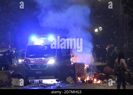 Neapel, Italien. Okt. 2020. Hunderte von Menschen stoßen während des Protests über die Ausgangssperre und die Aussicht auf eine Abriegelung in Neapel auf die Polizei. Der Gouverneur von Kampanien bestellt vom 23. Oktober, eine Ausgangssperre von 11 Uhr bis zum Morgen wegen Spitze in Coronavirus-Infektionen in der Region Kredit: Unabhängige Fotoagentur/Alamy Live News Stockfoto