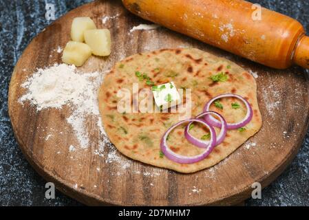 Vorbereitung von Aloo Paratha oder roti parantha chapati Punjab, Nordindien. Weibliche Hand Rollen Vollkornteig Kartoffelpüree mit Rollen Stockfoto