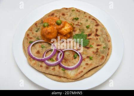 Vorbereitung von Aloo Paratha oder roti parantha chapati Punjab, Nordindien. Weibliche Hand Rollen Vollkornteig Kartoffelpüree mit Rollen Stockfoto