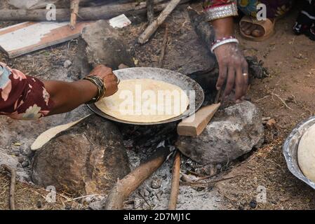 Vorbereitung von Aloo Paratha oder roti parantha chapati Punjab, Nordindien. Weibliche Hand Rollen Vollkornteig Kartoffelpüree. Kerala parotta porotta Stockfoto