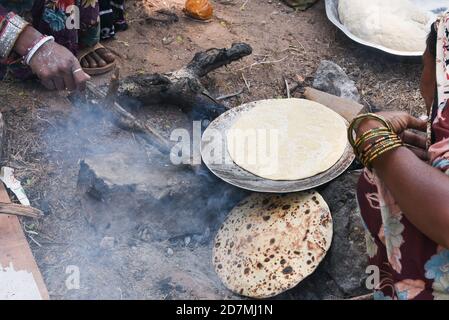 Vorbereitung von Aloo Paratha oder roti parantha chapati Punjab, Nordindien. Weibliche Hand Rollen Vollkornteig Kartoffelpüree. Kerala parotta porotta Stockfoto