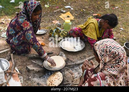 Vorbereitung von Aloo Paratha oder roti parantha chapati Punjab, Nordindien. Weibliche Hand Rollen Vollkornteig Kartoffelpüree. Kerala parotta porotta Stockfoto