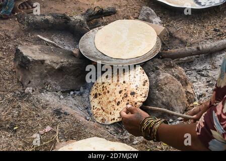 Vorbereitung von Aloo Paratha oder roti parantha chapati Punjab, Nordindien. Weibliche Hand Rollen Vollkornteig Kartoffelpüree. Kerala parotta porotta Stockfoto