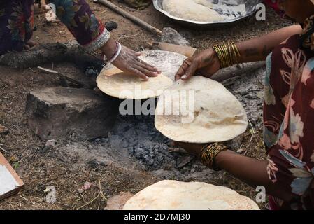 Vorbereitung von Aloo Paratha oder roti parantha chapati Punjab, Nordindien. Weibliche Hand Rollen Vollkornteig Kartoffelpüree. Kerala parotta porotta Stockfoto