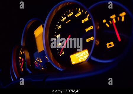 Porsche Cayenne Instrumente bei Nacht mit Tachometer im Fokus Stockfoto