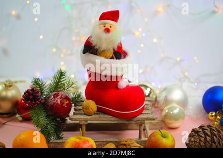 Nikolaus Stiefel mit Weihnachtsmann und Dekoration Stockfoto