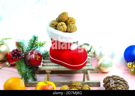 Santa Stiefel gefüllt mit Nüssen, Dekoration Stockfoto