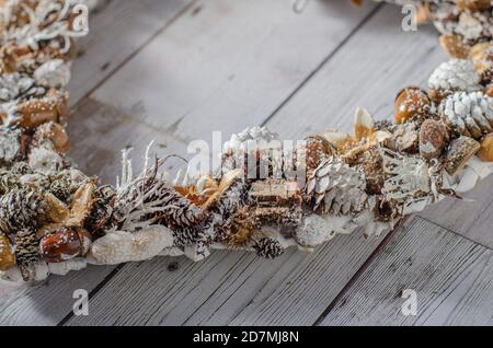 Schöne Adventskränze alle hausgemacht aus Natur Versorgung Stockfoto