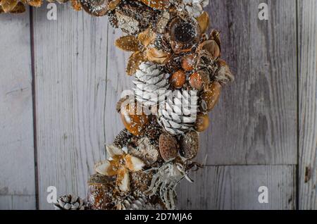 Schöne Adventskränze alle hausgemacht aus Natur Versorgung Stockfoto