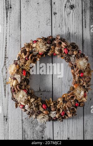 Schöne Adventskränze alle hausgemacht aus Natur Versorgung Stockfoto