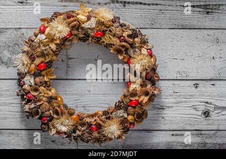 Schöne Adventskränze alle hausgemacht aus Natur Versorgung Stockfoto