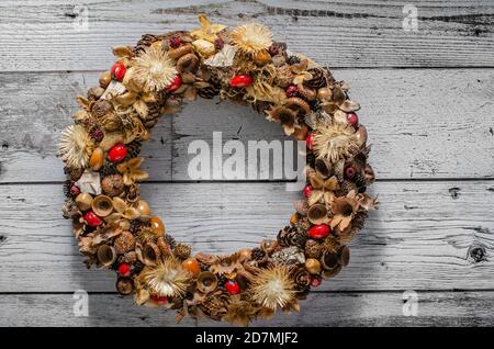 Schöne Adventskränze alle hausgemacht aus Natur Versorgung Stockfoto