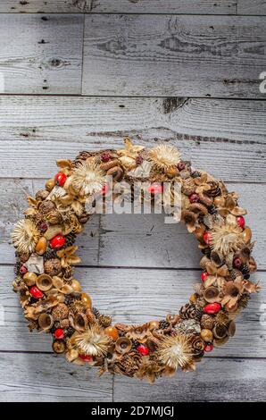 Schöne Adventskränze alle hausgemacht aus Natur Versorgung Stockfoto