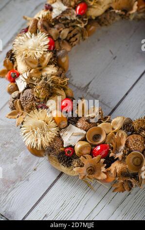 Schöne Adventskränze alle hausgemacht aus Natur Versorgung Stockfoto