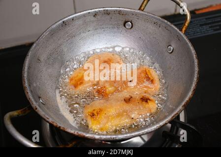 Banana Fry Pazham pori Kerala Tee Zeit Snacks, gebrannte Snacks für Onam Festival. Hausgemachte traditionelle Kerala Snacks. Stockfoto