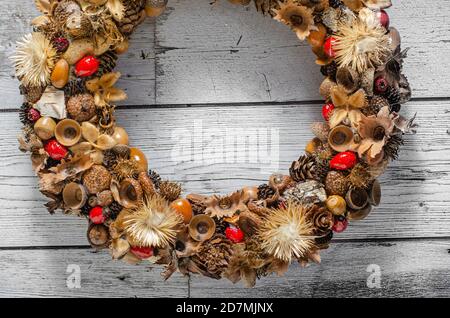 Schöne Adventskränze alle hausgemacht aus Natur Versorgung Stockfoto