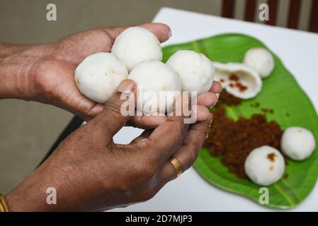 Kerala Tee Zeit Snacks, gebrannte Snacks für Onam Festival. Hausgemachte traditionelle Kerala Snacks. Stockfoto