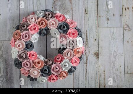 Schöne Adventskränze alle hausgemacht aus Natur Versorgung Stockfoto