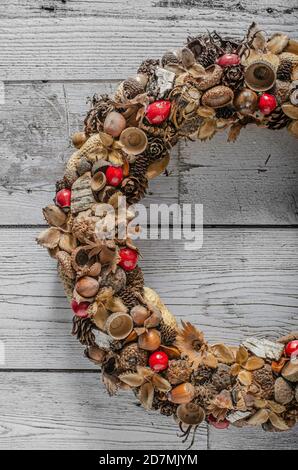 Schöne Adventskränze alle hausgemacht aus Natur Versorgung Stockfoto