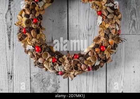 Schöne Adventskränze alle hausgemacht aus Natur Versorgung Stockfoto