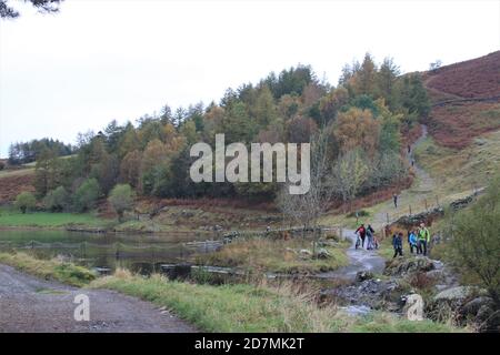 Wanderer an der Seite der Hügel und ein See in Herbst Stockfoto