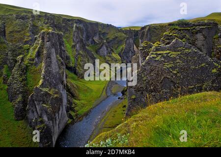 Fjaðrárgljúfur ist eine herrliche und massive Schlucht, etwa 100 Meter tief und etwa zwei Kilometer lang. Stockfoto