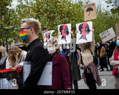 Breslau, Polen, 23. oktober 2020 - Protest von Frauen in der polnischen Stadt Breslau, weil Polens Obergericht ein Gesetz über das Verbot von Abtreibungen regiert. Stockfoto