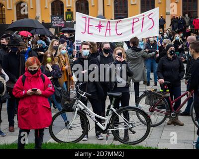 Breslau, Polen, 23. oktober 2020 - Protest von Frauen in der polnischen Stadt Breslau, weil Polens Obergericht ein Gesetz über das Verbot von Abtreibungen regiert. Aktivisten hält eine Stockfoto