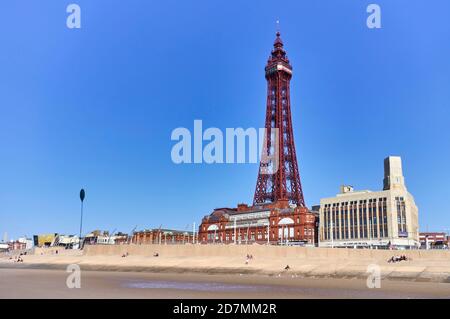 Blackpool Tower vom Strand aus gesehen Stockfoto