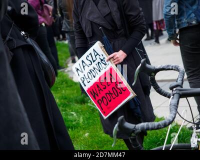 Breslau, Polen, 23. oktober 2020 - Protest von Frauen in der polnischen Stadt Breslau, weil Polens Obergericht ein Gesetz über das Verbot von Abtreibungen regiert. Stockfoto