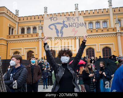 Breslau, Polen, 23. oktober 2020 - Protest von Frauen in der polnischen Stadt Breslau, weil Polens Obergericht ein Gesetz über das Verbot von Abtreibungen regiert. Junge Frau hält Stockfoto