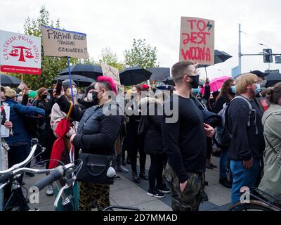 Breslau, Polen, 23. oktober 2020 - Protest von Frauen in der polnischen Stadt Breslau, weil Polens Obergericht ein Gesetz über das Verbot von Abtreibungen regiert. Stockfoto