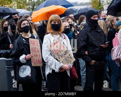 Breslau, Polen, 23. oktober 2020 - Protest von Frauen in der polnischen Stadt Breslau, weil Polens Obergericht ein Gesetz über das Verbot von Abtreibungen regiert. Stockfoto