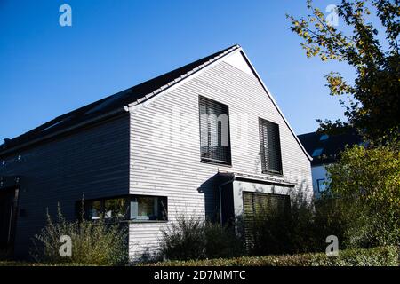 Modernes Holzhaus in Wohnsiedlung, Deutschland Stockfoto