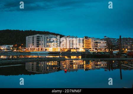 Oslo, Norwegen. Malerische Abendansicht Der Beleuchteten Wohngegend Im Stadtzentrum Von Sorenga. Stockfoto