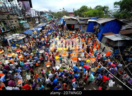 Kalkutta, Indien. Oktober 2020. Der größte Blumenmarkt von kolkata gesehen überfüllt mit Käufern und Verkäufern ohne die Aufrechterhaltung der sozialen Distanzierung Normen.Mullick Ghat Blumenmarkt gesehen überfüllt mit Käufern und Händlern, Ringelblumen sind vor allem erforderlich, um Devi Durga nach hinduistischer Tradition zu verehren. Kredit: SOPA Images Limited/Alamy Live Nachrichten Stockfoto