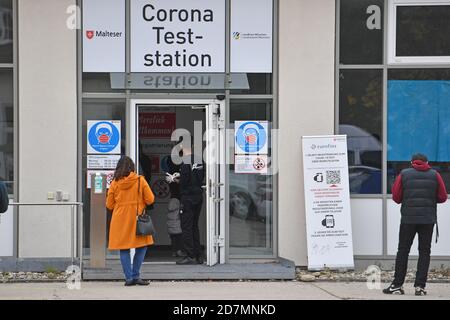 München, Deutschland. Oktober 2020. Themenbild Corona PCR-Test. Wartende Menschen, Menschen vor einer eurofins-Teststation, Testzentrum, Corona-Testzentrum in Haar bei München am 23. Oktober 2020. Quelle: dpa/Alamy Live News Stockfoto