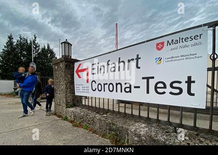 München, Deutschland. Oktober 2020. Themenbild Corona PCR-Test. Schild für den Eingang zum Corona Test, Teststation, Testzentrum, Corona Testzentrum in Haar bei München am 23. Oktober 2020. Quelle: dpa/Alamy Live News Stockfoto