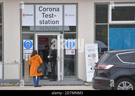 München, Deutschland. Oktober 2020. Themenbild Corona PCR-Test. Wartende Menschen, Menschen vor einer eurofins-Teststation, Testzentrum, Corona-Testzentrum in Haar bei München am 23. Oktober 2020. Quelle: dpa/Alamy Live News Stockfoto