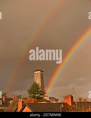 Regenbogen über dem Newport Civic Center Gebäude, Sitz des Newport City Council in Südwales Stockfoto