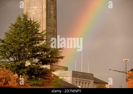 Newport Civic Center mit seinem Wahrzeichen Uhrenturm offenbar am Ende eines Regenbogens. Die Heimat von Newport City Council. Stockfoto