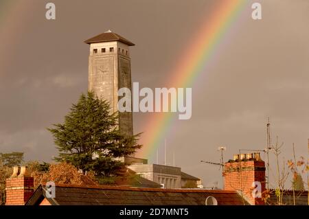 Newport Civic Center und sein Wahrzeichen Uhrenturm am scheinbaren Ende eines Regenbogens. Die Heimat von Newport City Council. Stockfoto