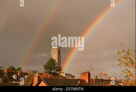 Zwei Regenbögen über dem Gebäude des Newport Civic Center, dem Hauptsitz des Newport City Council in Südwales Stockfoto