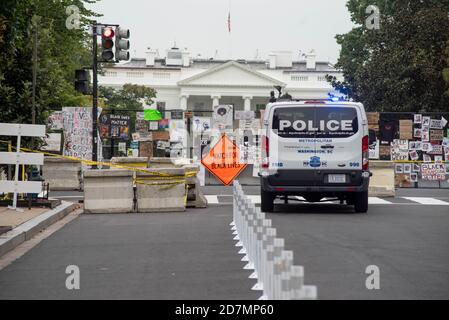 Polizei-Van und Black Lives Matter Kunst am Weissen Haus Zaun. Stockfoto