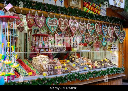 Wien, Österreich - 11.23.2019 : Weihnachtsessen Süßigkeiten Kiosk stehen auf einem Wintermarkt mit bunten Lebkuchen Herzen Stockfoto