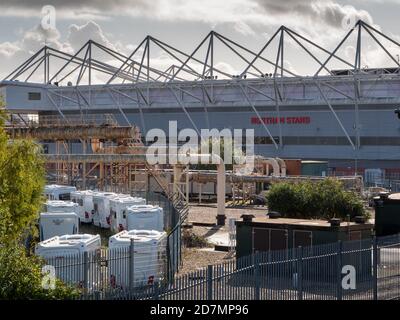 Reisemobilspeicher im Schatten des Northam-Standes im St Mary's Stadium, Southampton, Hampshire, Großbritannien. Stockfoto
