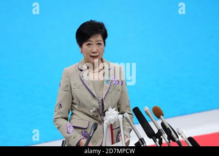 Tokio, Japan. Okt. 2020. Der Gouverneur von Tokio, Yuriko Koike, beantwortet nach der großen Eröffnungszeremonie des Tokyo Aquatics Center in Tokio, Japan, am 24. Oktober 2020 Fragen an die Medien. Das Tokyo Aquatics Center wird für die Olympischen und Paralympischen Schwimmspiele in Tokio genutzt. Die Zeremonie, die im März dieses Jahres stattfinden sollte, wurde aufgrund des COVID-19 verschoben. Quelle: Du Xiaoyi/Xinhua/Alamy Live News Stockfoto