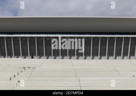 Tokio. Okt. 2020. Das Foto vom 24. Oktober 2020 zeigt eine Außenansicht des Tokyo Aquatics Center in Tokio, Japan. Das Tokyo Aquatics Center wird für die Olympischen und Paralympischen Schwimmspiele in Tokio genutzt. Die Zeremonie, die im März dieses Jahres stattfinden sollte, wurde aufgrund des COVID-19 verschoben. Quelle: Du Xiaoyi/Xinhua/Alamy Live News Stockfoto