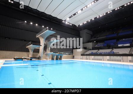 Tokio. Okt. 2020. Das Foto vom 24. Oktober 2020 zeigt eine Innenansicht des Tokyo Aquatics Center in Tokio, Japan. Das Tokyo Aquatics Center wird für die Olympischen und Paralympischen Schwimmspiele in Tokio genutzt. Die Zeremonie, die im März dieses Jahres stattfinden sollte, wurde aufgrund des COVID-19 verschoben. Quelle: Du Xiaoyi/Xinhua/Alamy Live News Stockfoto